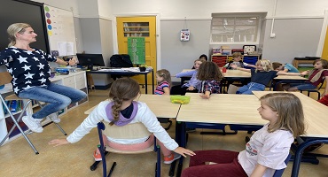 Juf Mascha geeft in groep 6A ontspannings- en concentratie oefeningen.