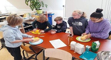 Groep 7A maakt, deelt en eet pompoensoep