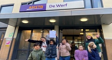 Kinderen van de St. Janschool verblijden bewoners van het bejaardentehuis