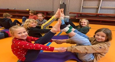 Yoga les voor groep 4B