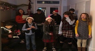 Feestelijke binnenkomst door onze schoolband