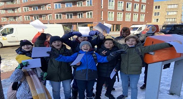 Groep 8A maakt een Valentijnskaart voor een verzorgingstehuis