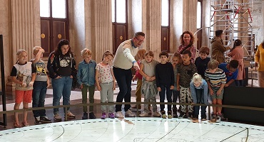 5B bezoekt het Paleis op de Dam